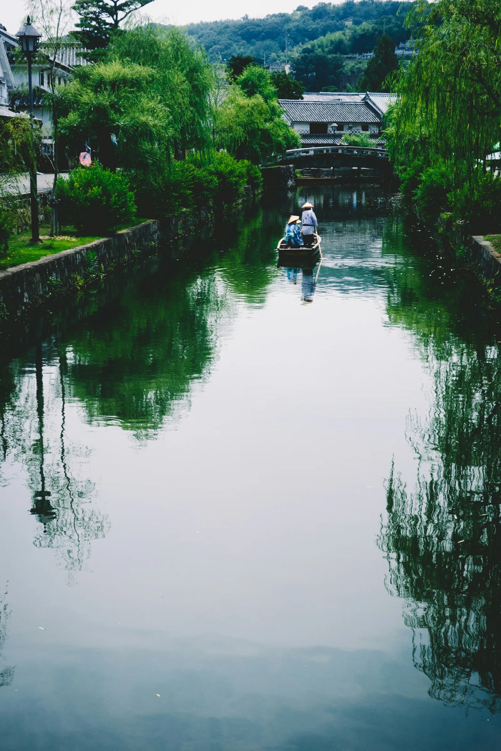 地方都市の水路を進む小舟