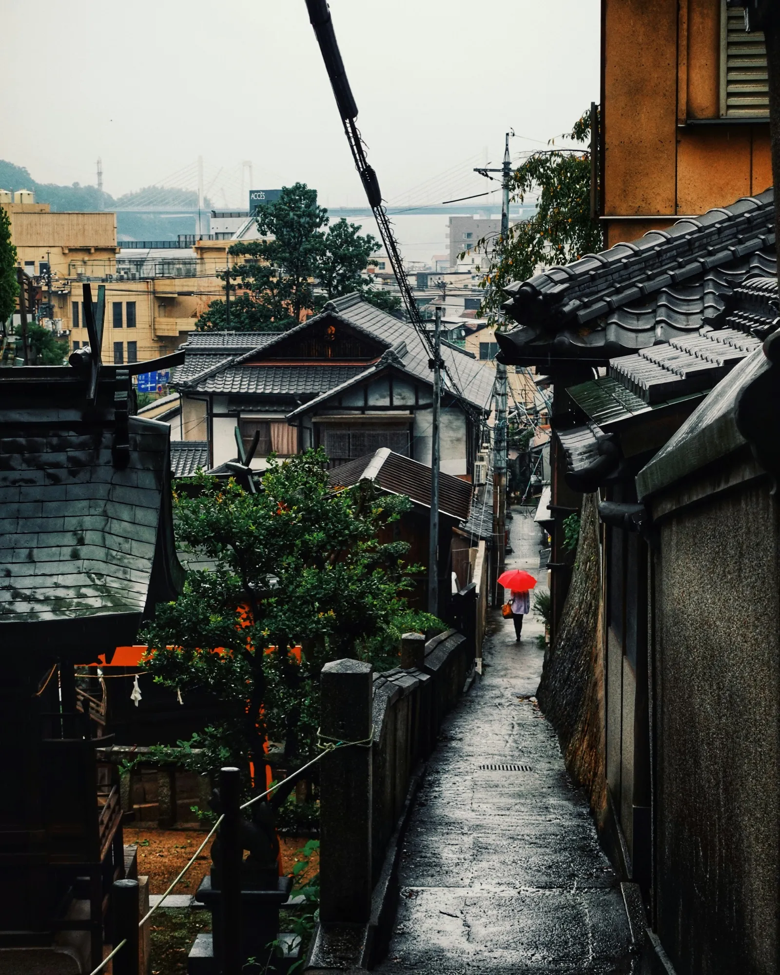 雨の日の路地を歩く人