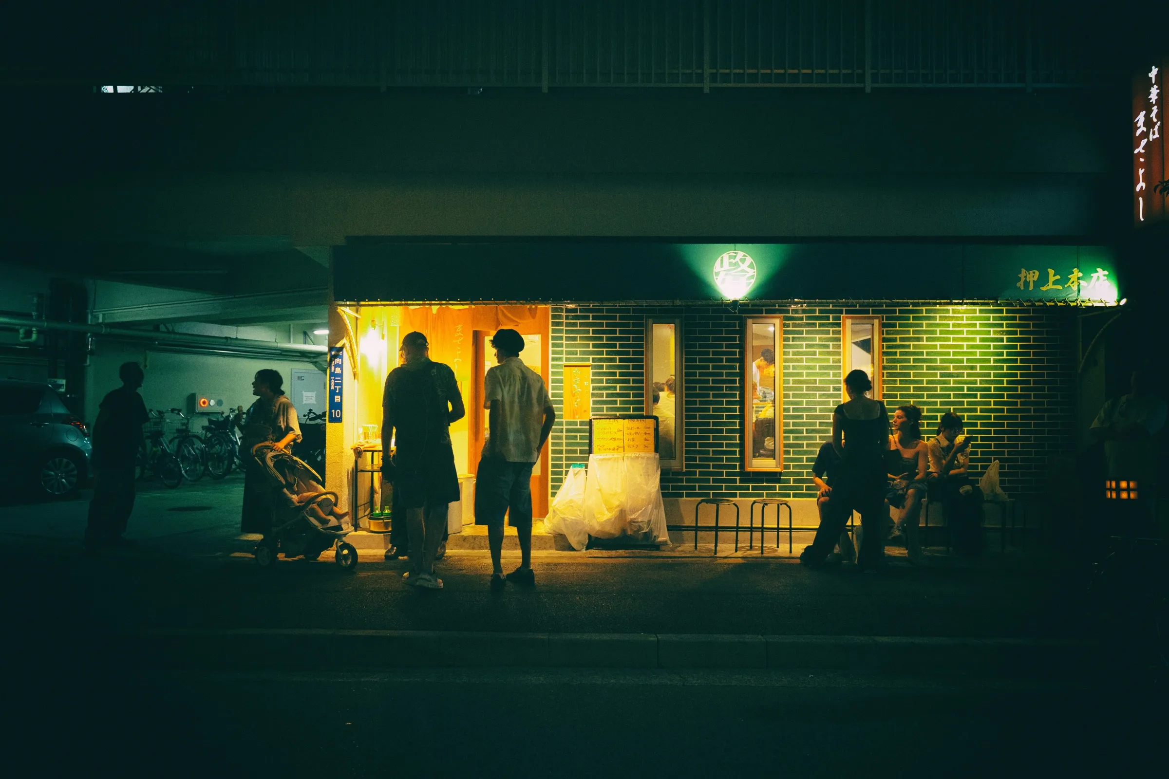 夜の街の食堂