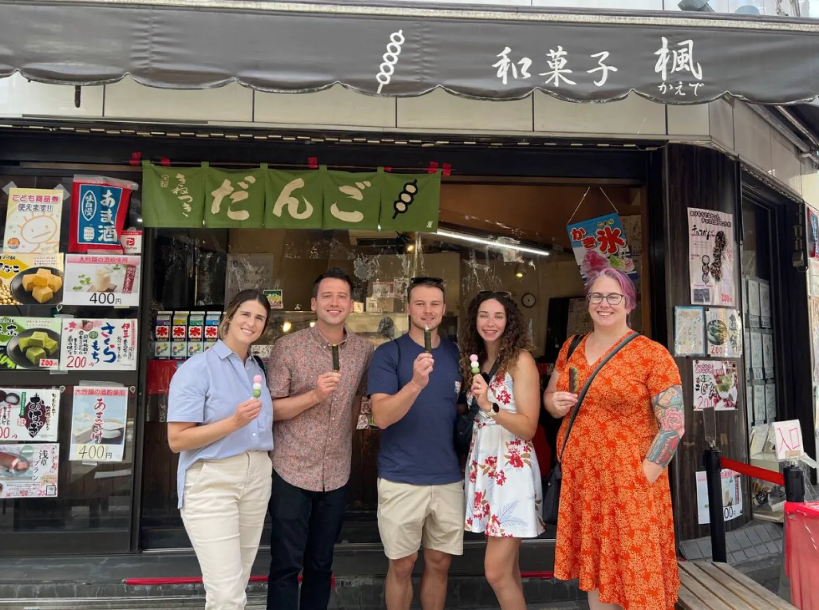 和菓子店の前で記念撮影をするツアーのお客様